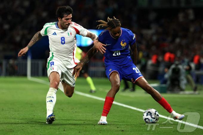프랑스의 브래들리 바르콜라(오른쪽)은 7일(한국시간) 열린 2024-25 UEFA 네이션스리그 리그A 2조 이탈리아와 1차전에서 경기 시작 13초 만에 득점했다. ⓒ AFP=뉴스1