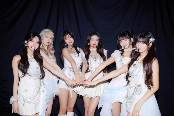 아이브가 지난 5일 오후 일본 도쿄돔에서 첫 번째 월드 투어 '쇼 왓 아이 해브'(IVE THE 1ST WORLD TOUR 'SHOW WHAT I HAVE')의 앙코르 공연 오프닝 전 백스테이지에서 결연한 의지를 다지고 있다. /사진=뉴시스