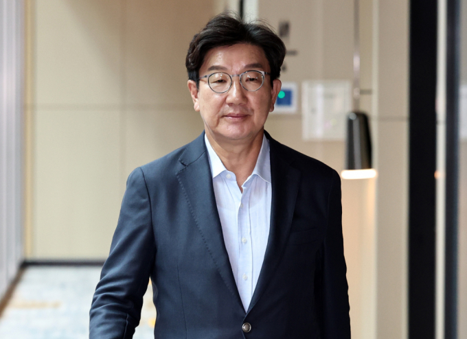 권성동 국민의힘 의원이 5일 서울 여의도의 한 호텔에서 한동훈 대표와의 오찬 회동을 위해 오찬장소로 향하고 있다./사진-뉴스1