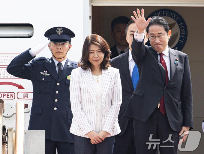 [사진] 인사하는 기시다 후미오 일본 총리