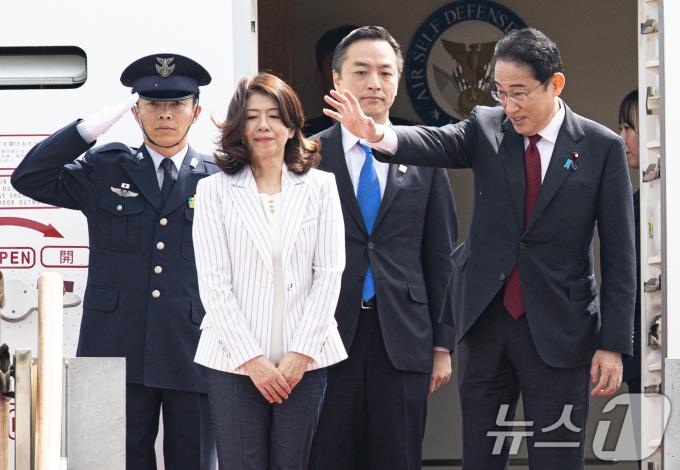 [사진] 일본으로 출국하기 전 인사하는 기시다 총리