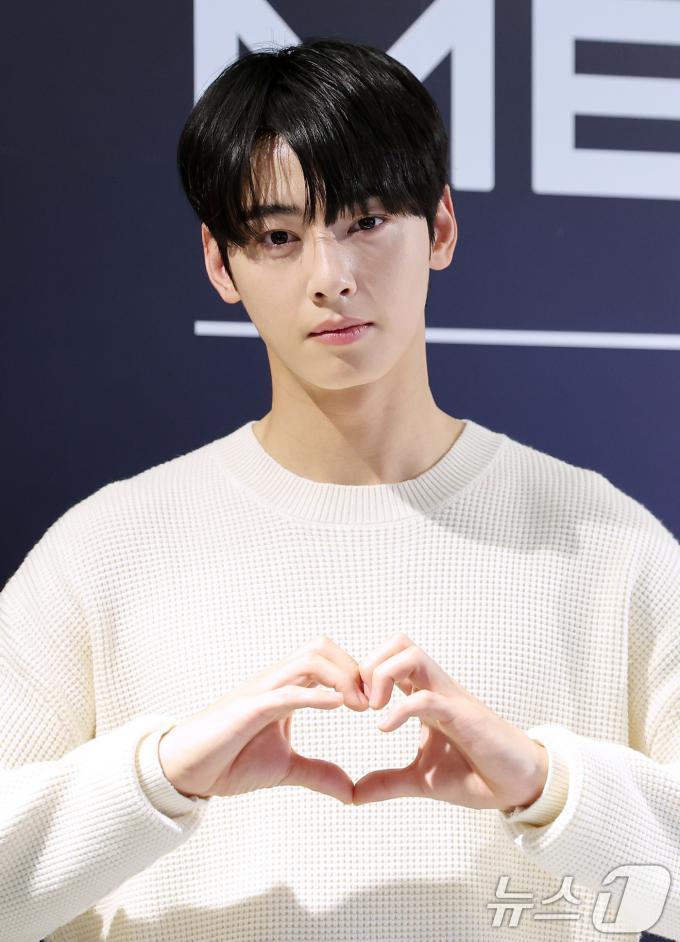[사진] 차은우, 아이컨택하며 하트