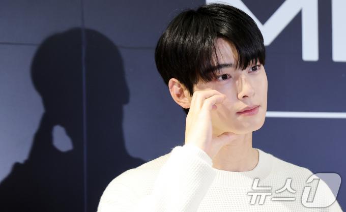 [사진] 차은우, 심쿵 볼하트