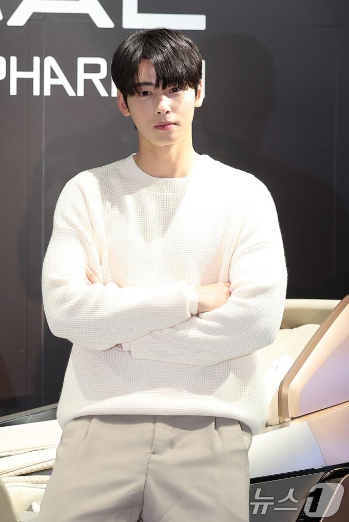 [사진] 멋진 포즈 취하는 차은우