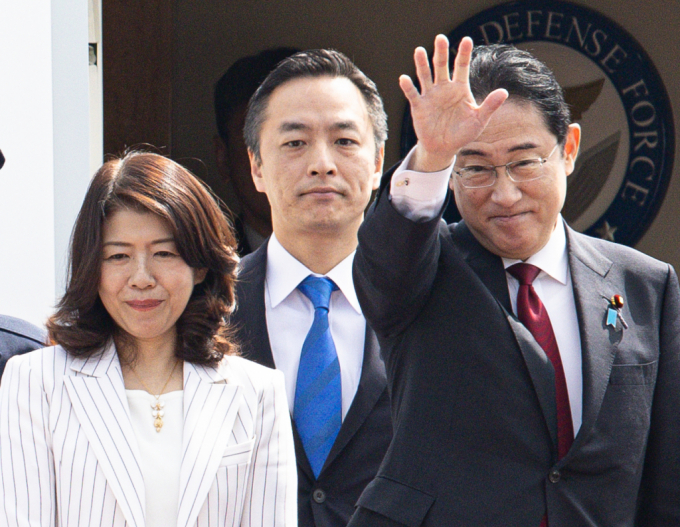  기시다 후미오 일본 총리와 아내 유코 여사가 7일 오전 경기 성남 서울공항을 통해 출국하고 있다. /사진=뉴스1