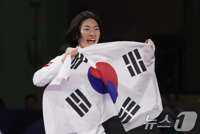 [사진] 태극기 손에 든 '나비 검객' 권효경