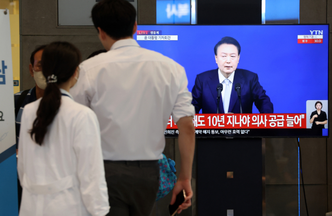 29일 오전 서울시내 한 대학병원에서 의사가 윤석열 대통령 국정브리핑을 시청하고 있다./사진=뉴시