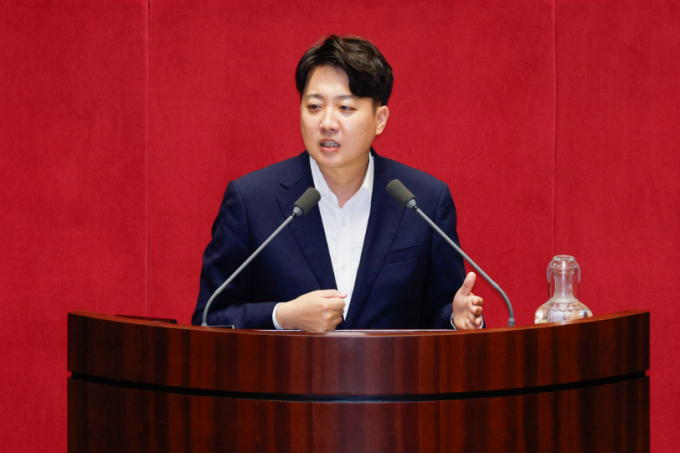 이준석 개혁신당 의원이 지난 7월28일 오후 서울 여의도 국회 본회의장에서 방송문화진흥회법(방문진법) 개정안에 대한 무제한 토론(필리버스터)을 하고 있다. /사진=뉴스1