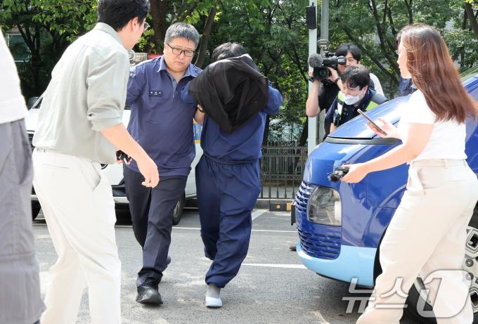 [사진] 영장실질심사 출석하는 손태승 전 회장 처남 김 모 씨