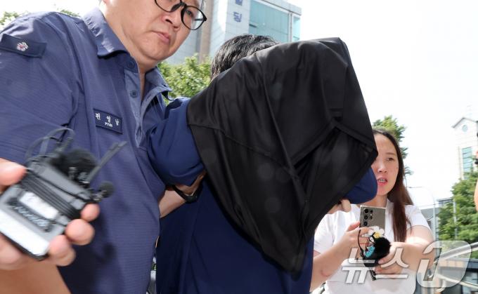 [사진] 꽁꽁 싸매고 영장실질심사 출석하는 손태승 전 회장 처남