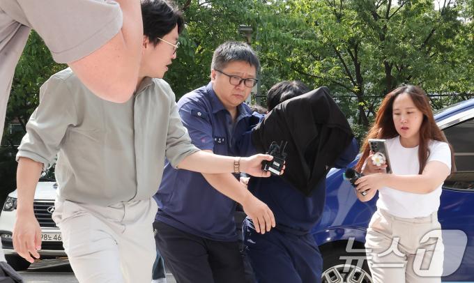 [사진] 횡급히 출석하는 손태승 전 회장 처남