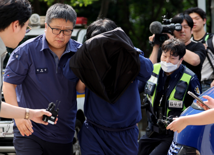  우리은행 부당대출 의혹 관련해 손태승 전 우리금융지주 회장의 처남 김 모 씨가 7일 서울남부지방법원에서 열린 특정경제범죄 가중처벌법상 횡령 및 사문서위조 등 혐의 관련 구속 전 피의자 심문(영장실질심사)에 출석하고 있다./사진=뉴시