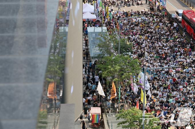 [사진] 강남대로에 모인 907 기휴정의행진 참가자둘