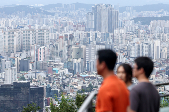 신한은행은 오는 10일부터 주택을 신규 구입하는 목적의 주담대를 무주택 세대에게 제한적으로 허용한다. 사진은 이날 서울 중구 남산에서 바라본 시내 아파트 밀집 지역. /사진=뉴스1