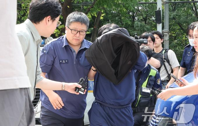 우리은행 부당대출 의혹 사건과 관련해 횡령 및 사문서위조 등의 혐의를 받고 있는 손태승 전 우리금융지주 회장의 처남 김 모 씨가 7일 서울 양천구 서울남부지법에서 열린 구속 전 피의자 심문(영장실질심사)에 출석하고 있다. 2024.9.7/뉴스1 ⓒ News1 김성진 기자