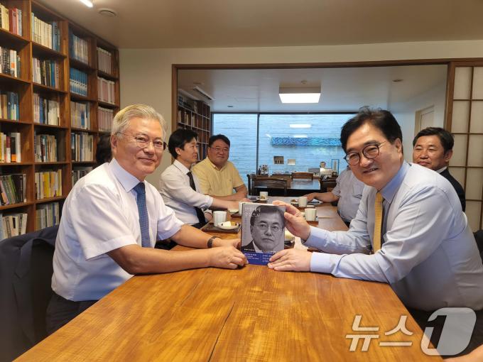 [사진] 문재인 전 대통령 예방한 우원식 국회의장