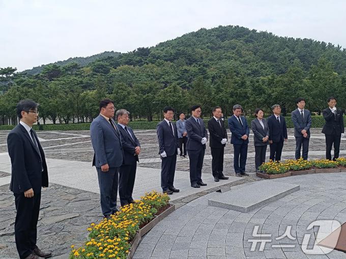 [사진] 노무현 전 대통령 묘역 참배하는 우원식 국회의장