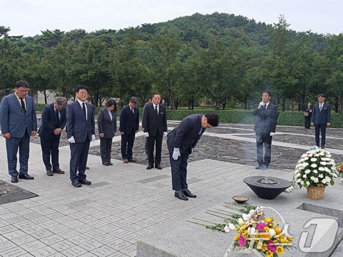 [사진] 우원식 국회의장, 노무현 전 대통령 묘역 참배