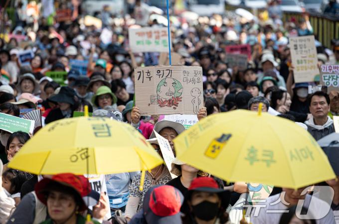 [사진] '기후위기 한눈 팔지 마세요'