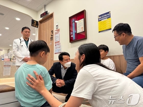 서울 달빛어린이병원 중 한 곳인 연세 곰돌이 소아과 의원을 방문한 오세훈 서울시장 (오세훈 시장 페이스북 갈무리).