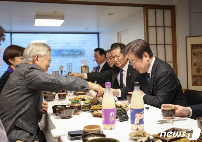 이재명 더불어민주당 대표가 지난 2월 4일 오후 경남 양산시 하북면 평산마을 문재인 전 대통령 사저를 찾아 경상도식 추어탕과 막걸리로 오찬을 함께하고 있다. (더불어민주당 제공) 2024.2.4/뉴스1