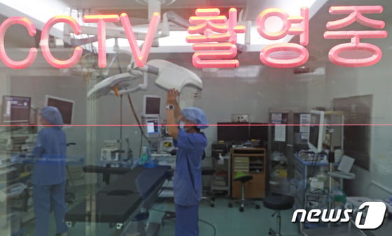 환자의 의식이 없는 상태에서 수술을 시행하는 의료기관의 수술실에 CCTV를 설치해야 하는 의료법 개정안이 전면 시행된 2023년 9월 25일 경기 수원시 장안구 경기도의료원 수원병원 수술실에 CCTV가 설치돼 있다. (공동취재) 2023.9.25/뉴스1 ⓒ News1 김영운 기자