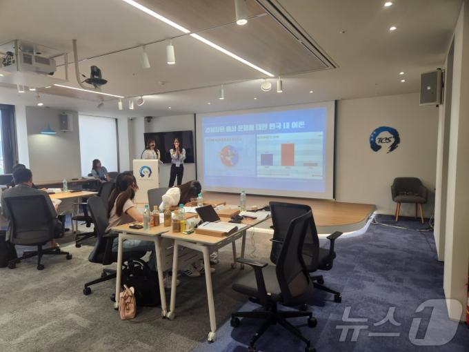 지난 7일 서울 3국협력사무국(TCS) 사무실에서 개최된 '미래세대가 전하는 한일관계' 세미나에서 한국외대 학생들이 발표를하고 있는 모습. (정윤영 기자)