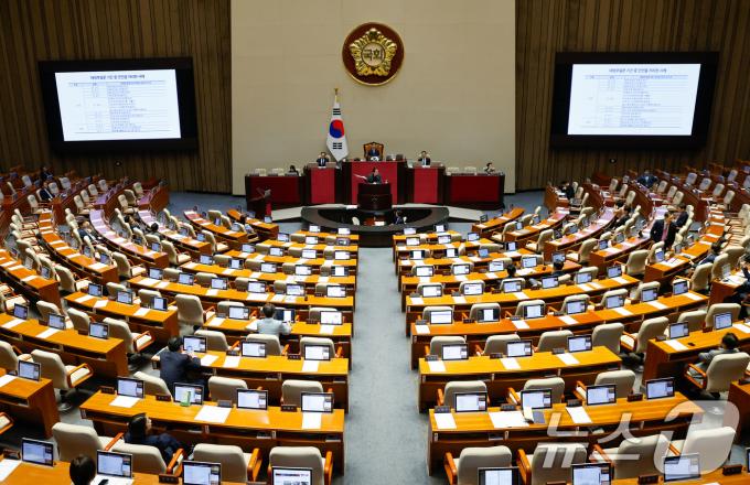 박주민 더불어민주당 의원이 3일 오후 서울 여의도 국회에서 열린 제415회 국회(임시회) 5차 본회의에서 해병대원 특검법(순직 해병 수사 방해 및 사건 은폐 등의 진상규명을 위한 특별검사의 임명 등에 관한 법률안) 찬성 무제한 토론(필리버스터)을 하던 중 '대정부질문 기간 중 안건을 처리한 사례'를 제시하고 있다. 2024.7.3/뉴스1 ⓒ News1 안은나 기자