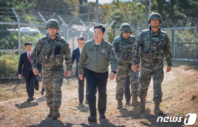 신원식 국방부 장관이 2023년 10월 23일 해병대 연평부대를 방문해 방공진지로 이동하며 부대 지휘관으로부터 현황 보고를 받고 있다. (국방부 제공) 2023.10.23/뉴스1