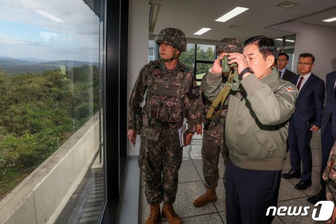 신원식 국방부 장관이 2023년 10월 9일 대비태세 현장지도를 위해 육군1보병사단 도라OP를 찾아 지형 설명을 들으며 대비태세 보고를 받고 있다. (국방부 제공) 2023.10.9/뉴스1