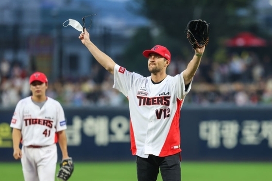 부상에서 회복 중인 KIA 타이거즈의 제임스 네일이 지난 6일 키움 히어로즈전을 앞두고 시구자로 깜짝 등장해 팬들의 환호에 화답하고 있다. (KIA 제공)