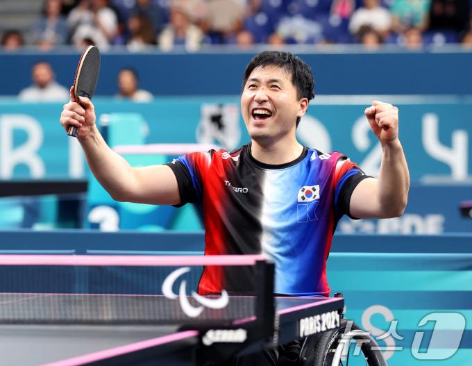 [사진] 탁구 단식 김영건, 세계 1위 꺾고 패럴림픽 5번째 정상