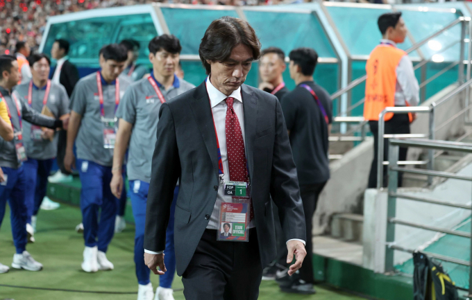 지난 5일 열린 2026 북중미 월드컵 아시아 지역 3차 예선 B조 1차전 팔레스타인과의 경기에서 졸전 끝에 0-0 무승부를 거둔 홍명보호가 오는 10일 오만과의 원정 경기를 치른다. 사진은 홍명보 감독이 지난 5일 서울월드컵경기장에서 열린 팔레스타인과의 경기를 위해 들어서던 모습. /사진=뉴시스