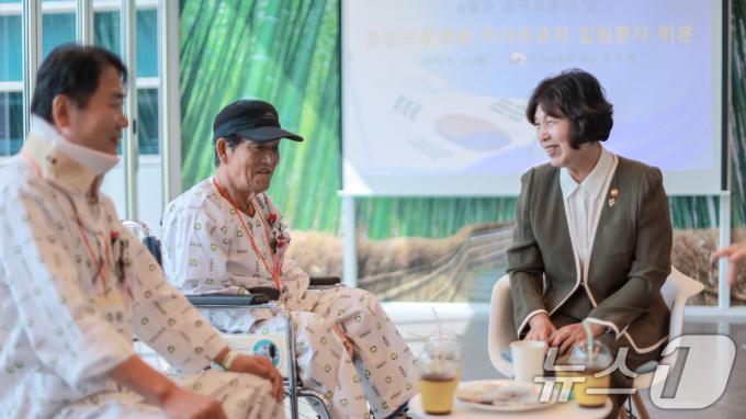 강정애 국가보훈부 장관이 지난 6월 11일 오후 호국보훈의 달을 맞아 서울중앙보훈병원을 방문, 입원 중인 유공자들과 대화를 나누고 있다. (국가보훈부 제공) 2024.6.11/뉴스1