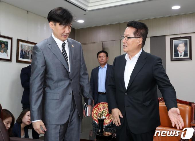 2019년 9월 19일 당시 조국 법무부장관이 서울 여의도 국회 의원회관에서 박지원 대안정치연대 의원을 만나 인사하고 있다. 2019.9.19/뉴스1 ⓒ News1 이종덕 기자
