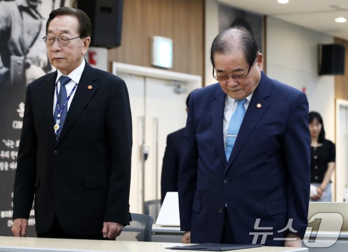 광복회 이종찬 회장(오른쪽)과 김진 부회장이 8월 14일 오후 서울 영등포구 광복회관에서 열린 유도 은메달리스트 허미미 선수 독립유공자 유족회원증 수여식에서 순국선열에 대한 묵념을 하고 있다. 2024.8.14/뉴스1 ⓒ News1 오대일 기자