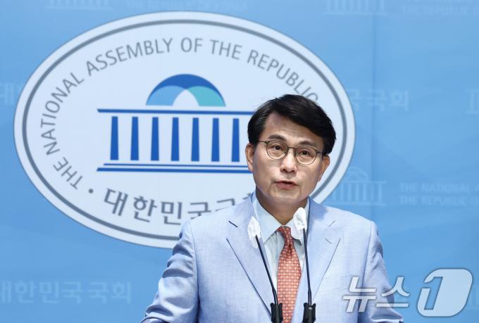 [사진] 마약·딥페이크 성범죄 관련 기자회견 하는 윤상현 의원
