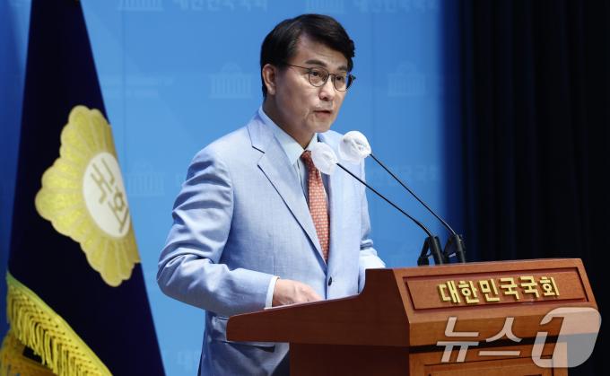 [사진] 마약·딥페이크 성범죄 관련 기자회견 하는 윤상현 의원