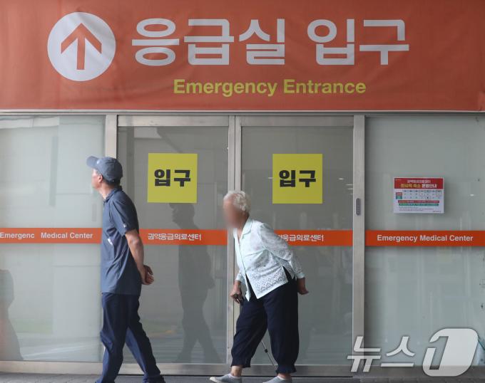 5일 경기 수원시 영통구 아주대학교병원 응급실 앞으로 환자들이 지나가고 있다. 아주대병원은 이날부터 '권역응급의료센터 제한 진료'를 시행하며 목요일 오전 7시부터 24시간 동안은 16세 이상 심정지 환자만 수용할 계획이다. 2024.9.5/뉴스1 ⓒ News1 김영운 기자