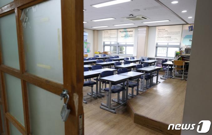 서울 서이초 교사 49재 추모일을 '공교육 멈춤의 날'로 정한 4일 오후 서울의 한 초등학교 교실이 텅 비어 있다. 서이초 사망 교사의 49재인 이날 전국 상당수 교사가 연가·병가를 내며 '우회 파업'에 나섰으며 단축 수업 등 수업 방식을 바꾸는 학교가 속출했다. 2023.9.4/뉴스1 ⓒ News1 신웅수 기자