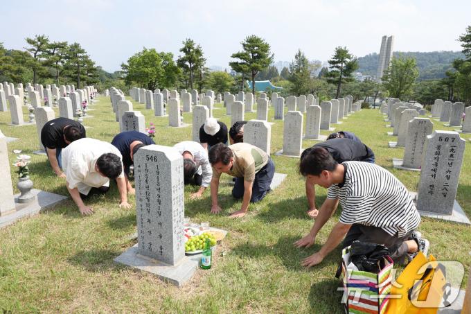 [사진] 현충원 성묘하는 후손들