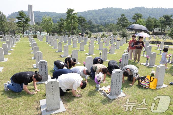 [사진] 이른 성묘 나선 시민들