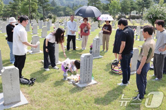 [사진] 어린 손녀의 인사