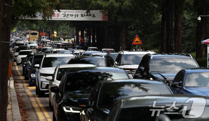 [사진] 성묘객 차량으로 붐비는 인천가족공원