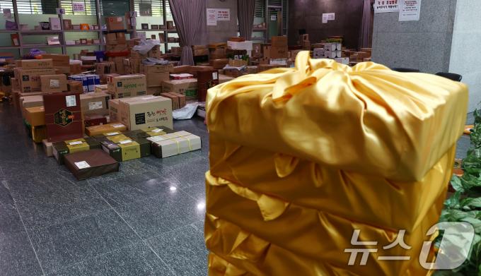 [사진] 의원회관에 쌓인 추석 선물세트