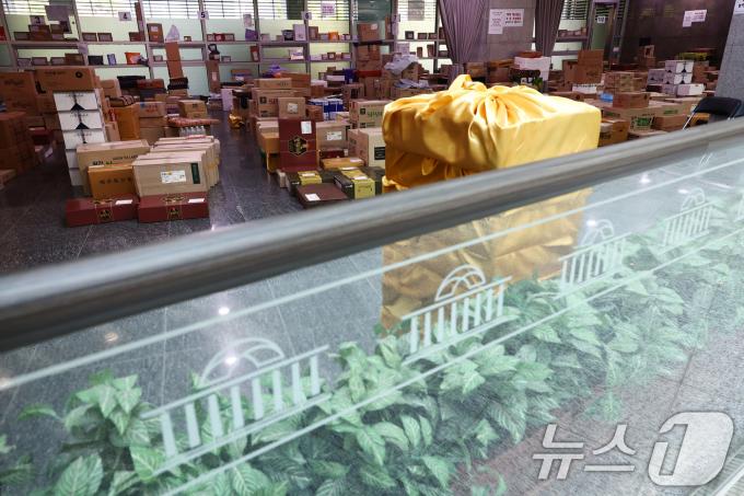 [사진] 의원회관에 쌓인 추석 선물세트