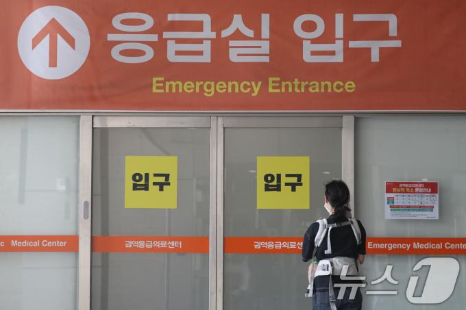 5일 경기 수원시 영통구 아주대학교병원 응급실로 소아 환자가 들어가고 있다. 아주대병원은 이날부터 '권역응급의료센터 제한 진료'를 시행하며 목요일 오전 7시부터 24시간 동안은 16세 이상 심정지 환자만 수용할 계획이다. 2024.9.5/뉴스1 ⓒ News1 김영운 기자