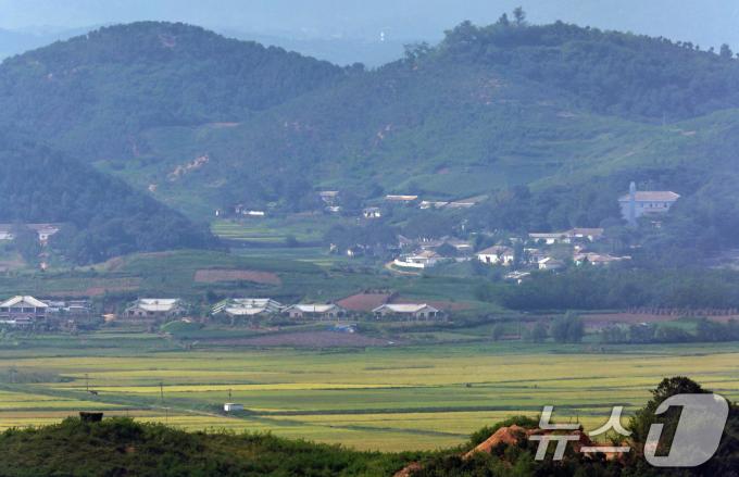 [사진] 9·9절 앞둔 북한 황해도 마을