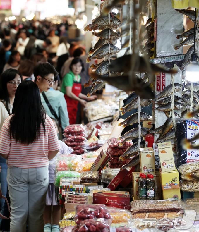 [사진] 추석 차례상 비용, 작년보다 9% 더 든다