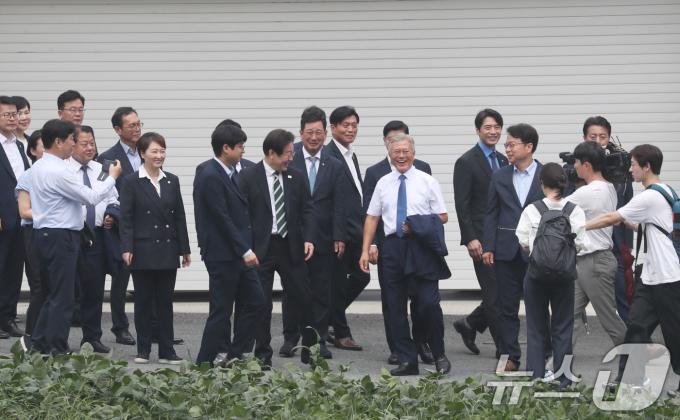 이재명 더불어민주당 대표가 8일 오후 경남 양산시 하북면 평산마을 문재인 전 대통령 사저를 예방한 뒤 문 전 대통령과 사저를 나서며 대화하고 있다. 2024.9.8/뉴스1 ⓒ News1 윤일지 기자
